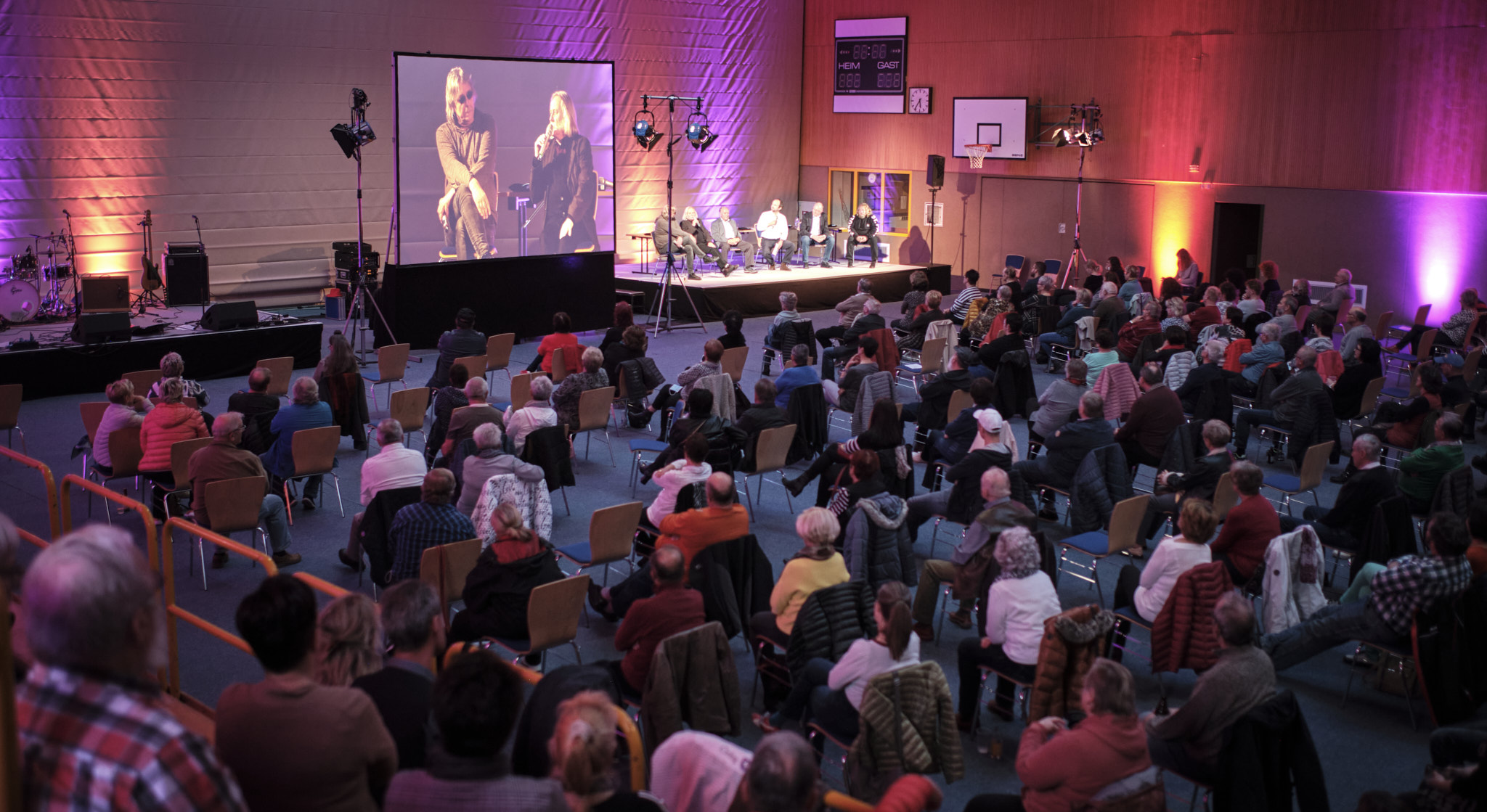 Zeitzeugensalon mit 150 Gästen in der Ostthüringenhalle in Schmölln.